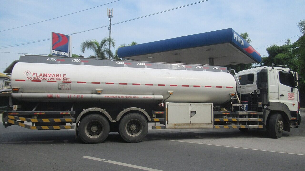 Caminhão parado em posto de combustível durante o abastecimento de diesel