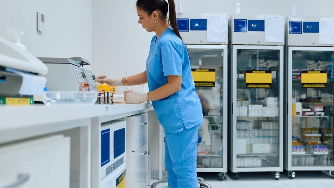 Amostras em tubos de ensaio sendo analisadas em laboratório