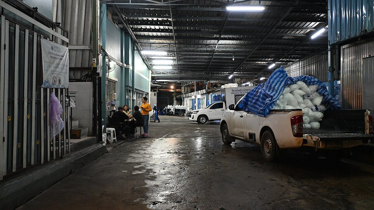 Caminhão encostado na doca de um armazém para carregamento