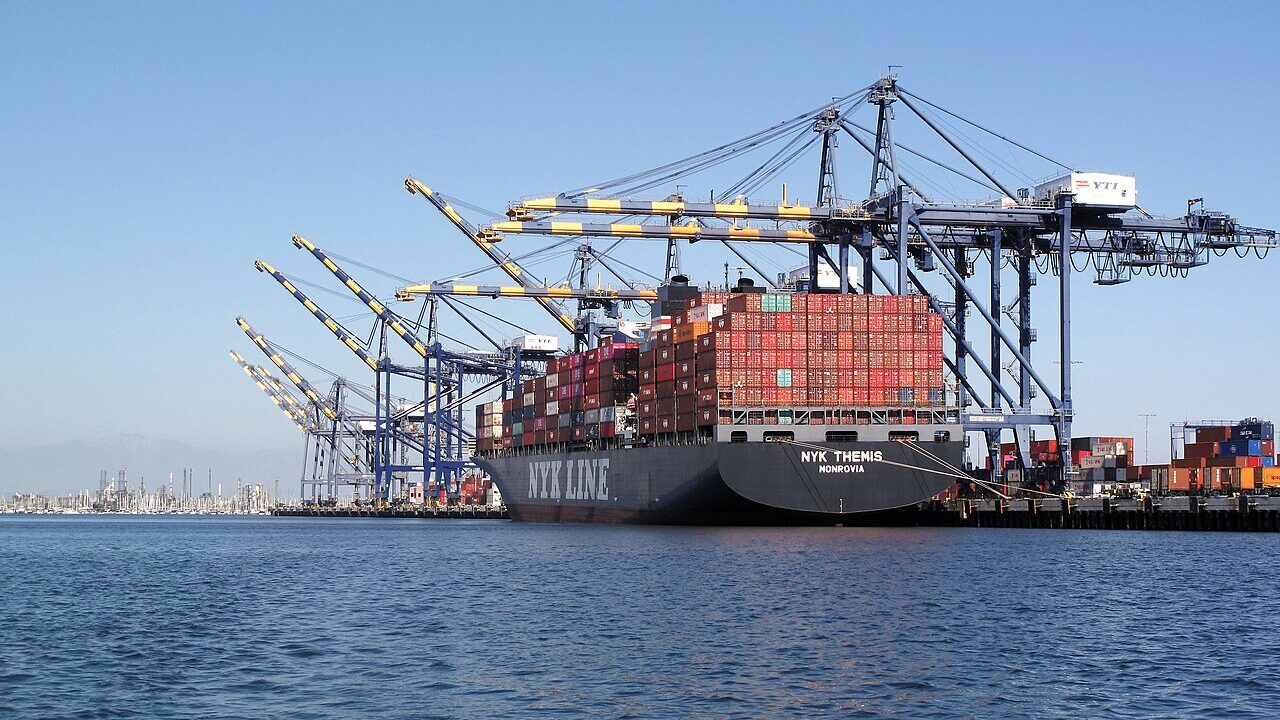 Navio porta-contêineres atracado em um porto com guindastes de carga