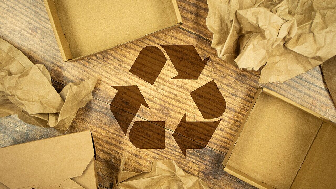 Pilhas de caixas de papelão separadas para reciclagem em um pátio