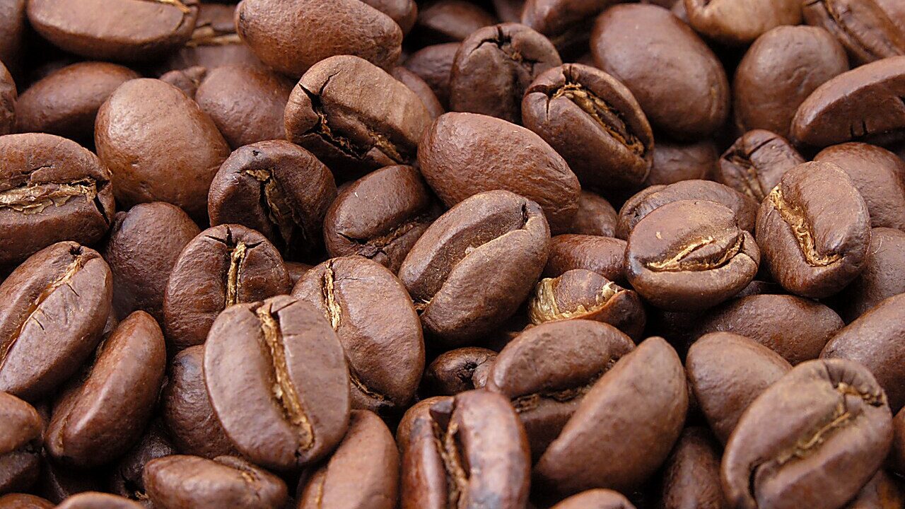 Sacas de café empilhadas em um armazém